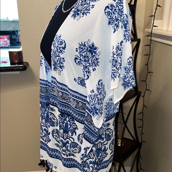 Xhilaration Blue and White Patterned Kimono - Picture 6 of 9